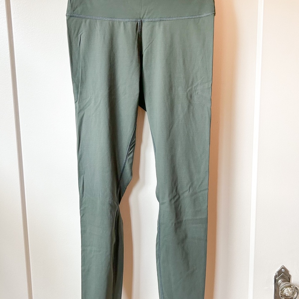 Everlane The Perform Legging in M / Regular length in Pine green